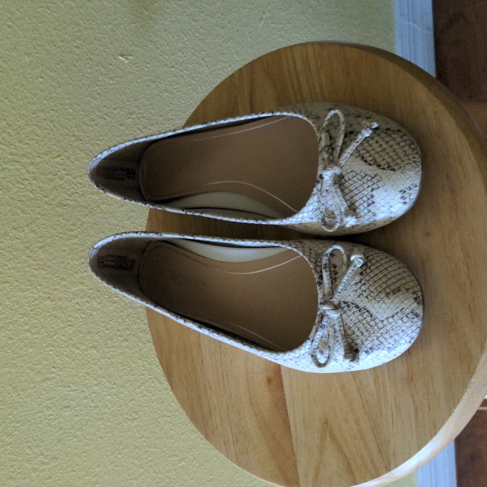 Vionic, 6 1/2 Med. Cream embossed snake leather flat